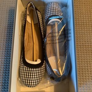 Size 8 1/2 Relatively Flats